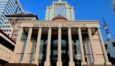 Para pemohon mempersoalkan kebijakan pembentukan koperasi melalui instruksi pemerintah serta penggunaan Dana Desa untuk mendukung program pemerintah pusat.