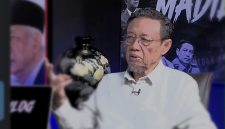 Guru Besar Institut Pemerintahan Dalam Negeri (IPDN), Prof. Ryaas Rasyid, melontarkan kritik tajam terhadap Presiden Prabowo Subianto.