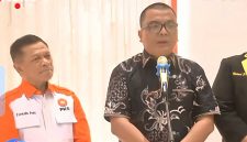 Mantan Wakil Menteri Hukum dan HAM, Denny Indrayana, bersama tim kuasa hukumnya menyatakan mencabut gugatan terkait surat keterangan (suket) penyetaraan pendidikan Wapres Gibran. 