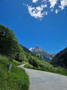 picture of a road in the mountains with a larger mountain in the backgrround, taken near Binn.