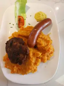 Möhreneintopf mit Mettwurst oder Frikadelle