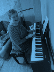 Piano leren spelen? Dat lukt ook nog op je zestigste! Christine Bonheure achter de piano.