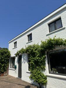 Oude gevel gekaleid met pastime verfsysteem voor authentieke kalei-uitstraling