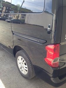 1a Schwarzer Van nach der Arbeit
