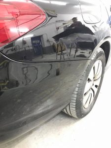 2a Lackkratzer vom Auto entfernt
