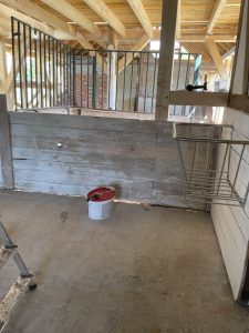 Hofstall im Bau mit Holz und Metall Zäunen, Stallboden und Holzdecke, natürliche Tierhaltung auf Wellnesshof RaJa.