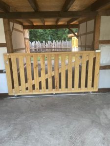 Naturholz Gartentor für Wellnesshof RaJa, robust und stilvoll, schützt Ihren Garten und schafft eine einladende Atmosphäre, ideal für Wellness- und Naturverbundene Rückzugsorte.