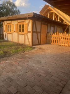 Ofenfrisches, gemütliches Ferienhaus im traditionellen Fachwerkstil, ideal für Wellnessurlaub, mit holzverzierten Fenstern und Garten, perfekt für Entspannung und Erholung in der Natur.