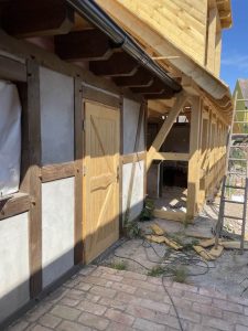 Holzbau und Sanierung bei Wellnesshof RaJa - Baufortschritt bei einer Wellnesshof-Konstruktion, laufende Holzarbeiten, moderne Bauweise, nachhaltiger Holzbau, gemütliches Wohlfühlambiente.