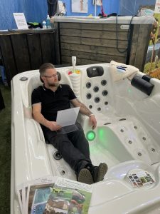 Entspannender Wellness-Whirlpool mit Wasserjet-Düsen und LED-Beleuchtung für Massage und Relaxation bei Wellnesshof RaJa.