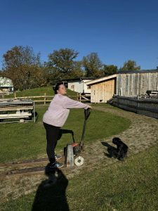 Entspannende Dame beim Yoga im ländlichen Wellnesshof RaJa mit Natur, Tieren und frischer Luft.