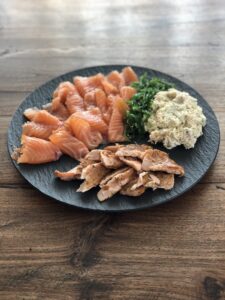 Zalmbuikjes borrelplank