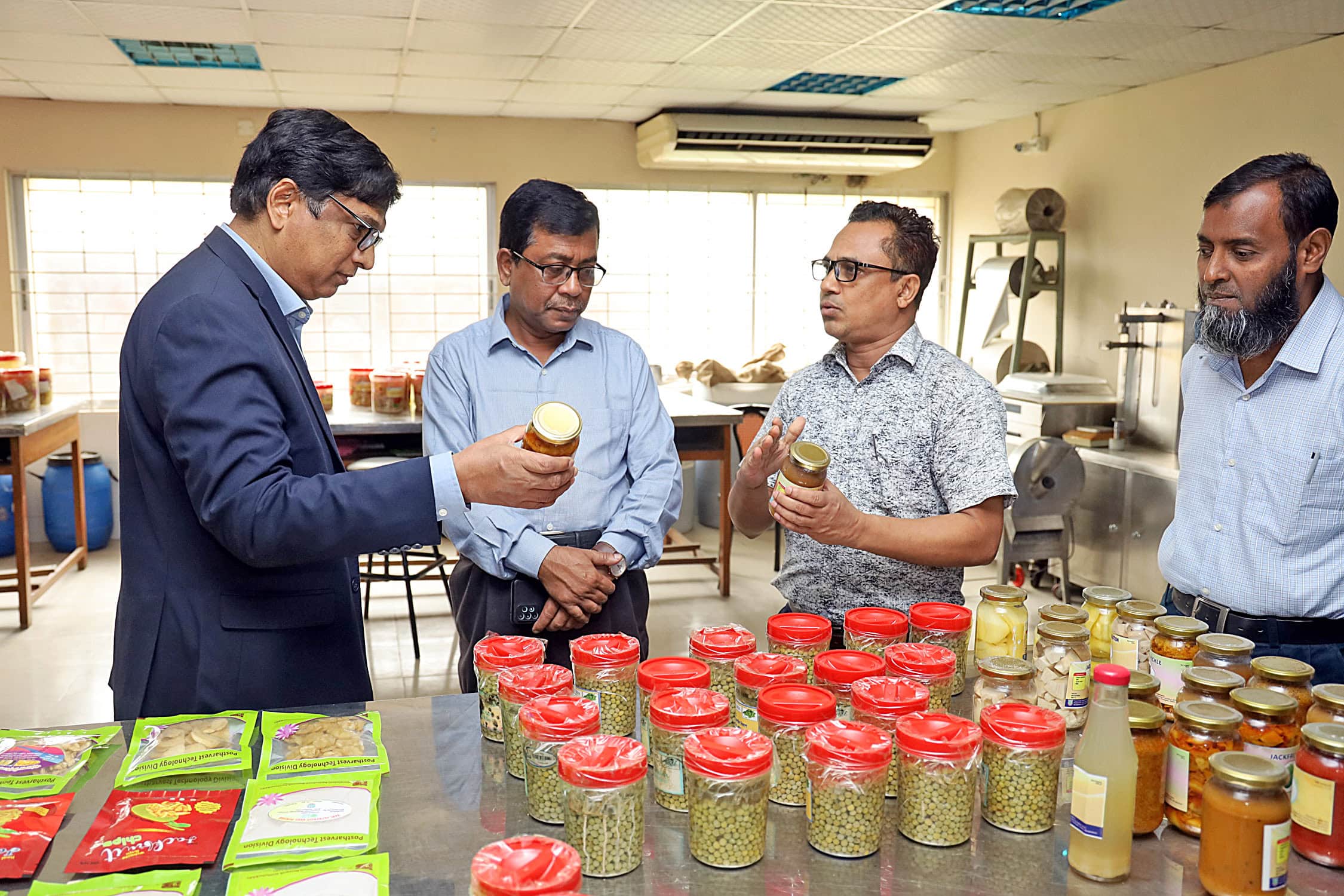 কৃষি মন্ত্রণালয়ের অতিরিক্ত সচিবের বারি পরিদর্শন