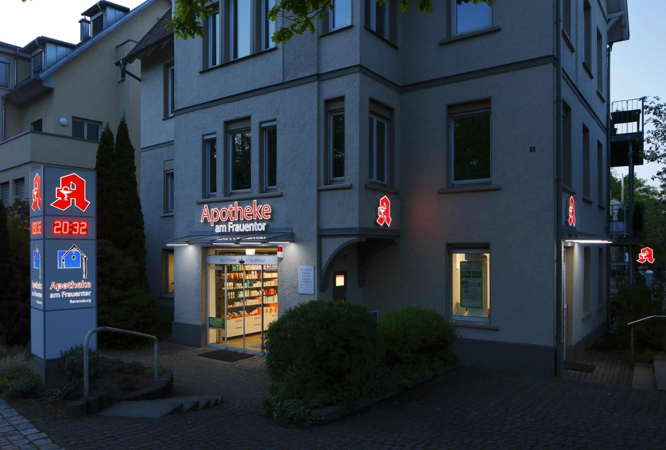 Ausdrucksstarke Lichtwerbung für die Apotheke am Frauentor in Ravensburg - optimale Sichtbarkeit bei Dämmerung