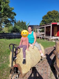 Geradeaus, glückliche Momente im Wellnesshof RaJa, Entspannung und Naturerlebnis in der Natur. Perfekt für Wohlbefinden und Erholung bei Wellnesshof RaJa.