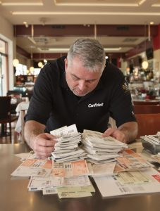 Dueño de restaurante analizando KPIs de gestión como food cost, rotación de mesas y coste laboral para mejorar la rentabilidad del negoci