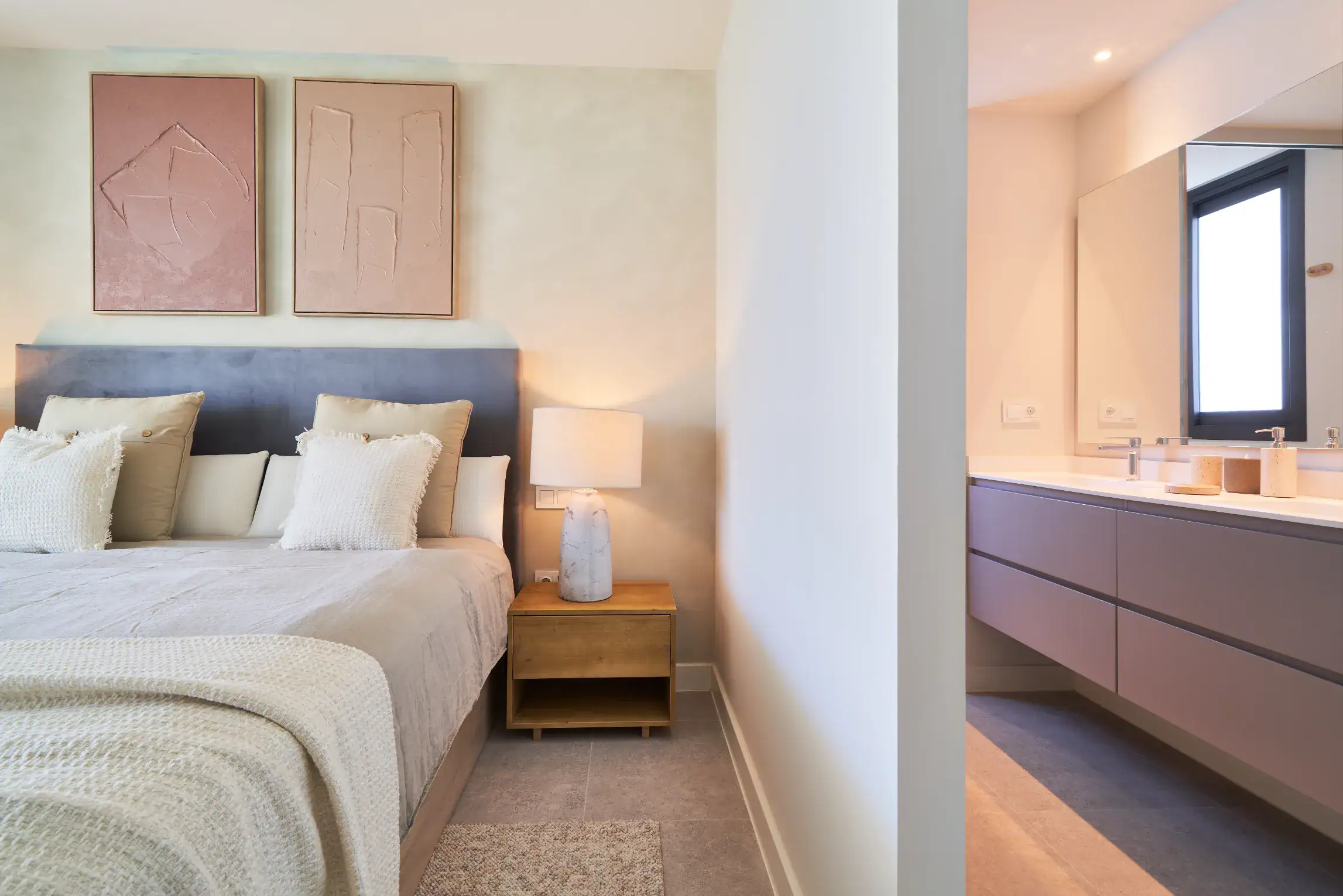 Dormitorio con baño integrado.