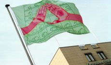 Wünsche und Warnungen im Wind, Düsseldorf, 1996. An der Königsallee: Eigenheim, 2 x 2,5 m