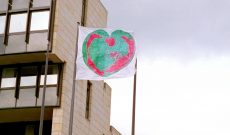 Wünsche und Warnungen im Wind, Düsseldorf, 1996. Am Landtag NRW: Herz, 2 x 2 m