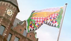 Wünsche und Warnungen im Wind, Düsseldorf, 1996. Am Rathaus: Mutter und Tochter weben am Teppich des Lebens, 2 x 3 m