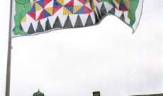 Wünsche und Warnungen im Wind, Düsseldorf, 1996. Am Rathaus: Mutter und Tochter weben am Teppich des Lebens, 2 x 3 m