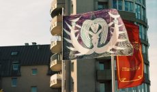 Wünsche und Warnungen im Wind, Düsseldorf, 1996. An der Rheinufer-Promenade: Wassergöttin, 2 x 3 m