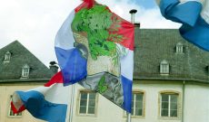 Wünsche und Warnungen im Wind II, Luxemburg, 1997. Am Fischmarkt, vor dem Nationalmuseum für Geschichte und Kunst: Luxemburg, schütze Deinen Grengewald!, 2 x 3 m
