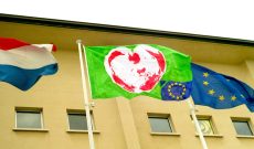 Wünsche und Warnungen im Wind II, Luxemburg, 1997. Vor der Halle Victor Hugo: Europa im Herzen der Welt – oder doch am Rande?, 2 x 3 m