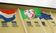 Wünsche und Warnungen im Wind II, Luxemburg, 1997. Vor der Halle Victor Hugo: Europa im Herzen der Welt – oder doch am Rande?, 2 x 3 m