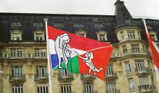 Wünsche und Warnungen im Wind II, Luxemburg, 1997. Am Hauptbahnhof: Luxemburger begrüßen portugiesische Zuwanderer, 2 x 3 m