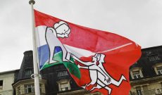 Wünsche und Warnungen im Wind II, Luxemburg, 1997. Am Hauptbahnhof: Luxemburger begrüßen portugiesische Zuwanderer, 2 x 3 m