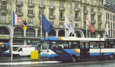 Wünsche und Warnungen im Wind II, Luxemburg, 1997. Zwei Flaggen am Hauptbahnhof, je 2 x 3 m