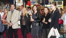 Strictly Public: art works!, Videokunst auf 26 Hauptbahnhöfen in DE, 2002. Monika Oechsler, Anke Landschreiber, Myriam Thyes, Gudrun Kemsa