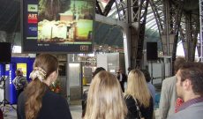 Strictly Public: art works!, Videokunst auf 26 Hauptbahnhöfen in DE, 2002. Eröffnung in Frankfurt am Main