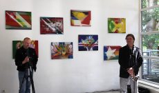Eröffnung der Einzelausstellung von Myriam Thyes ‚Beschleunigte Flaggen und Gebremste Helden', Kunstverein für den Rhein-Sieg-Kreis, Siegburg 2009. Rechts im Bild: Leinhard Lättgen, Direktor des Kunstverein Rhein-Sieg. Hintergrund: ‚Migration Flags' (2005-2007). Foto: © Jörg Weule.