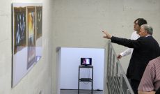 ‚Beschleunigte Flaggen und gebremste Helden', Einzelausstellung, Kunstverein Rhein-Sieg, Siegburg, DE, 2009. Ansicht: ‚Restauration' (1996/2008), ‚Instant Salvation' (2002). Foto: © Jörg Weule.