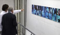 ‚Sarah'. Eröffnung der Einzelausstellung ‚Beschleunigte Flaggen und Gebremste Helden', Kunstverein für den Rhein-Sieg-Kreis, Siegburg 2009. Foto: © Jörg Weule.