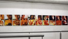 ‚Sarah' in der Einzelausstellung ‚Beschleunigte Flaggen und Gebremste Helden', Kunstverein für den Rhein-Sieg-Kreis, Siegburg 2009.