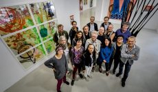 Von hier bis jetzt. 20 Jahre Künstler im Salzmannbau. Kunstraum Düsseldorf, 2014, Gruppenbild der Künstler*innen.