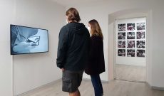 Myriam Thyes – Close-up, Neuer Kunstverein Regensburg, DE, 18.09. - 17.10. 2021. Links: Smart Tunnel (2017), rechts: De/Konstruktives Puppenspiel (2014).