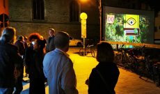 Myriam Thyes – Close-up, Neuer Kunstverein Regensburg, DE, 18.09. - 17.10. 2021. Außen-Screening zur Eröffnung.