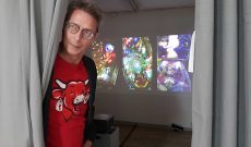 Myriam Thyes – Close-up, Neuer Kunstverein Regensburg, DE, 18.09. - 17.10. 2021. Michael Staab vor Pinball Altar.