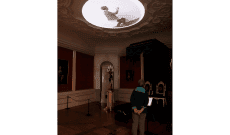 Symptom : Barock, künstlerische Interventionen in Schloss Eutin, 2023. Ich musste noch knicksen (2023), Videoprojektion an Stuckdecke.