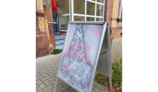 Plakat vor dem Eingang zu: Un_erhört. Wie sich die Vulva heute Gehör verschafft!, Rudolf-Scharpf-Galerie, Ludwigshafen, 2024