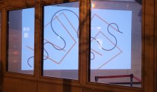 Myriam Thyes : Videoarbeiten, Botschaft von Luxemburg in Berlin, zu sehen durchs Fenster