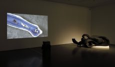 Blick in die Ausstellung 'Und wir fangen gerade erst an', Kunsthalle Düsseldorf, März 2025: Video von Maria Anna Dewes + Myriam Thyes und Skulptur von Anna Mrzyglod