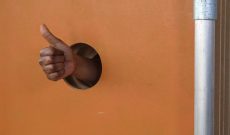 Erste Hilfe - Versuchsreihe 1, 2022, UHD-Video, 8:35, stereo. Von Maria Anna Dewes, Myriam Thyes, mit Susanne Blodt, Shehab Fatoum, Madeleine Forst, Kevin Malula. Screenshot.