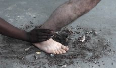 Erste Hilfe - Versuchsreihe 1, 2022, UHD-Video, 8:35, stereo. Von Maria Anna Dewes, Myriam Thyes, mit Susanne Blodt, Shehab Fatoum, Madeleine Forst, Kevin Malula. Screenshot.