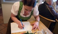Triestersiedlung, Graz, 2015: Bianca Brandl zeichnet in ihrer Bäckerei. Foto: Eva Ursprung