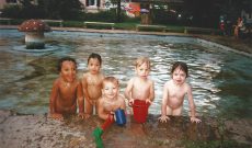 Kinder im Schwammerlbad, Graz, 1990er Jahre. Foto zur Verfügung gestellt von Alessandro Frumen